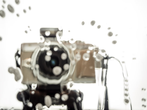 房间里湿镜子里的相机反射图片下载