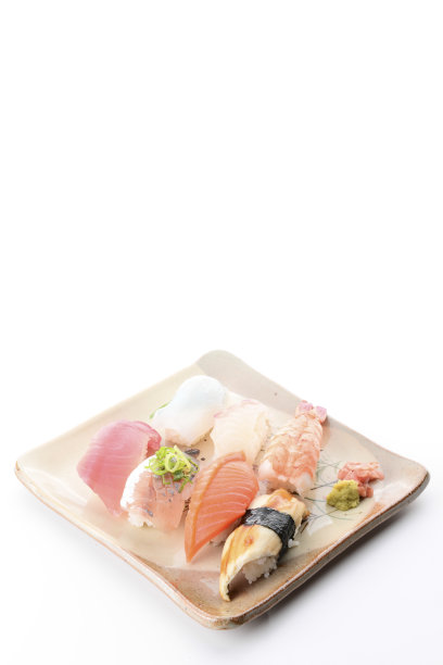寿司放在盘子里。日本的食物。图片下载