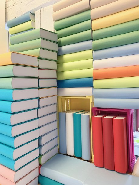 彩色的没有名字的书在盒子里图片下载