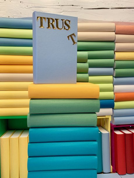 彩色的没有名字的书在盒子里图片下载