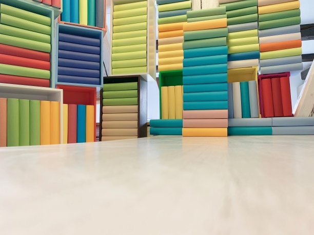 彩色的没有名字的书在盒子里图片下载