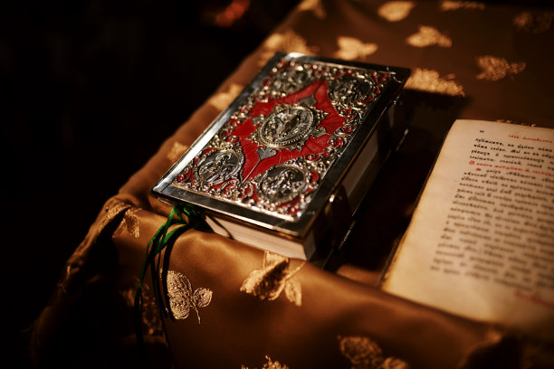 圣经放在祭坛桌上。信仰和宗教观念。传背景。教堂内部。主的表的概念。神圣假日和圣诞节的概念。基督教传统图片下载