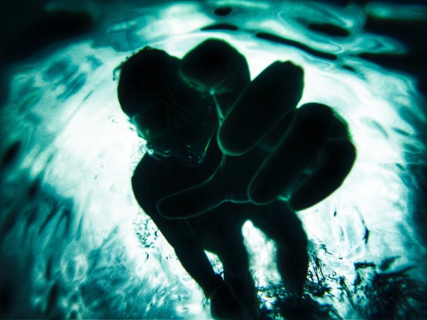 溺水的图片下载