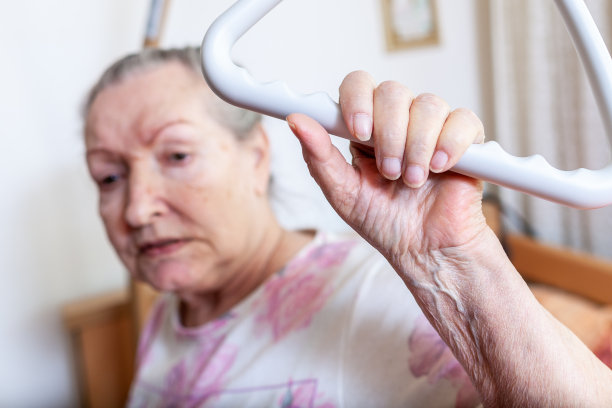 一个老妇人爬上了绞刑架图片下载