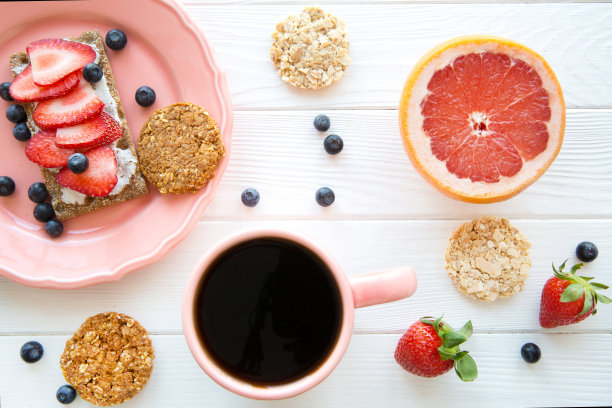 美味的素食早餐;一杯咖啡和美味的三明治。图片下载
