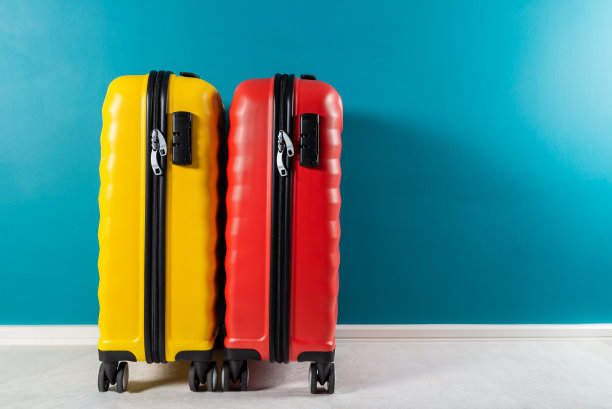 明亮的机舱尺寸手提箱作为假日概念图片下载