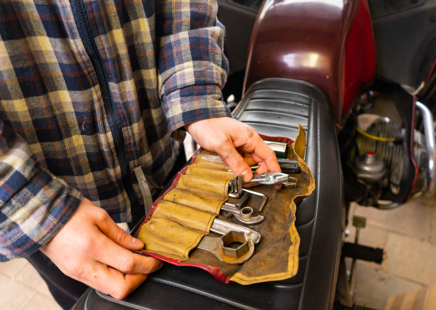 人与工具在摩托车上图片下载