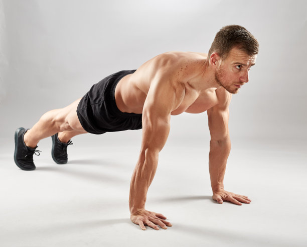 健身模特做俯卧撑图片下载
