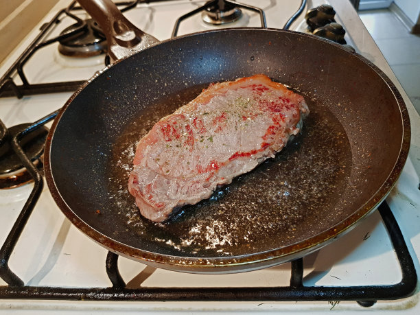 煎锅里的牛排图片下载