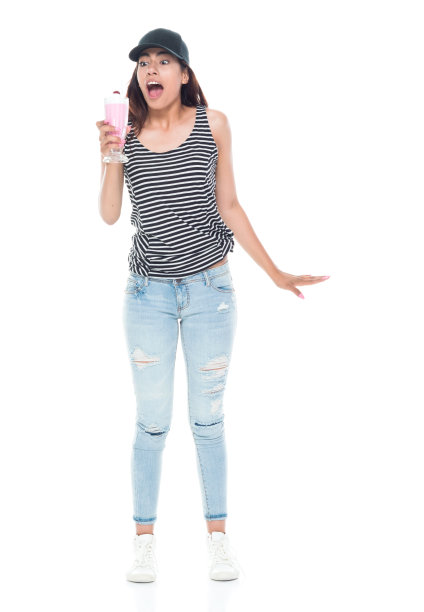 年轻的成年拉丁美洲妇女拿着奶昔图片下载