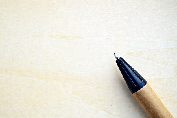 一个水平的照片上的一支钢笔在一个木制的米色水平背景。图片下载
