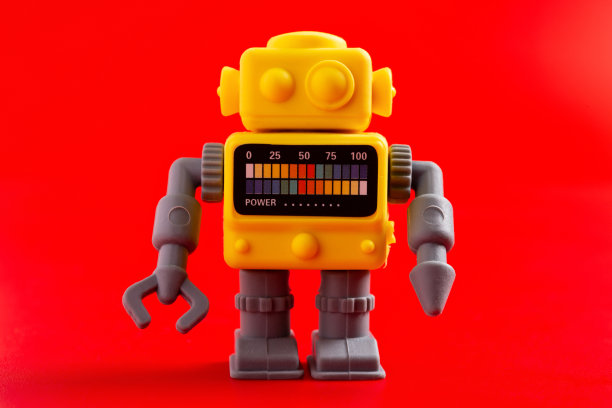 红色背景上的橡胶玩具机器人图片下载