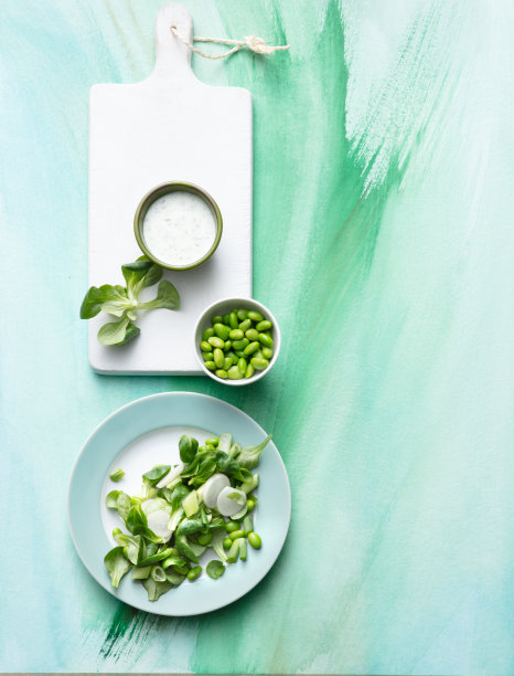 沙拉:绿色沙拉和配料的静物图片下载