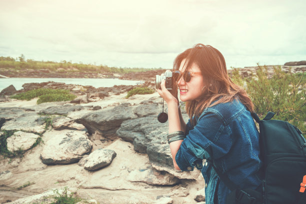 亚洲妇女在泰国乌邦查他尼的三班博克自然石公园拍照，聚焦脸部图片下载