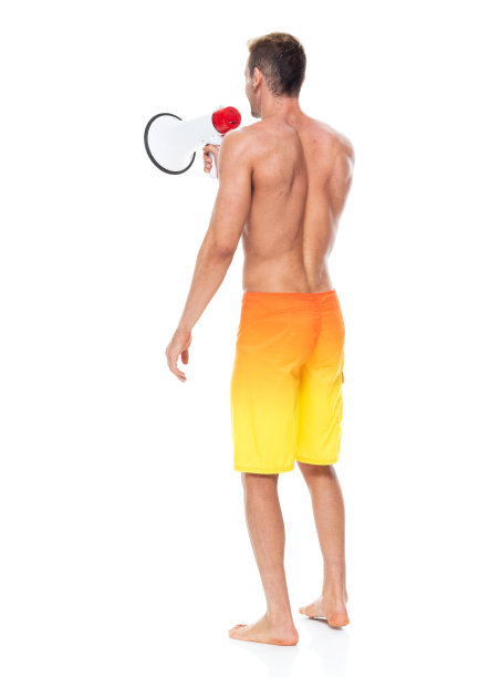 英俊的男子赤膊和穿着短裤-使用扩音器图片下载
