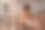 微笑的年轻母亲在晚上哺乳婴儿素材图片