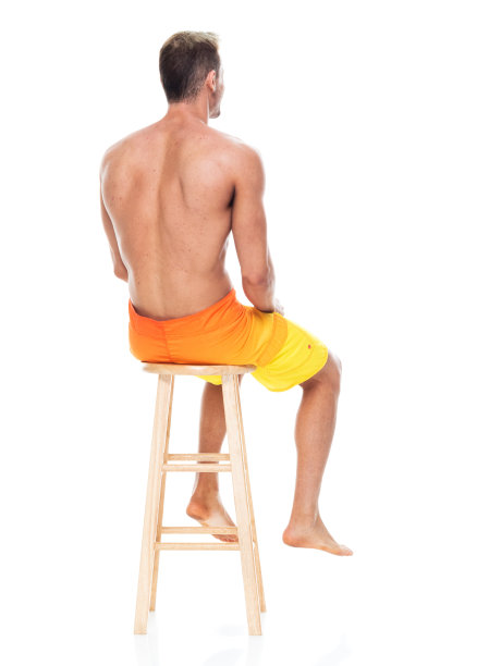 帅哥赤膊而坐，穿着板短裤图片下载