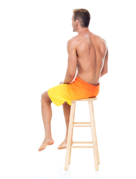 帅哥赤膊而坐，穿着板短裤图片下载