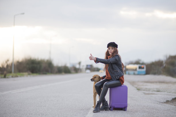 带着狗搭车的女人图片下载