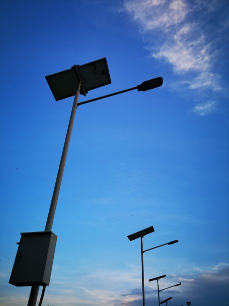 路灯白天亮图片下载