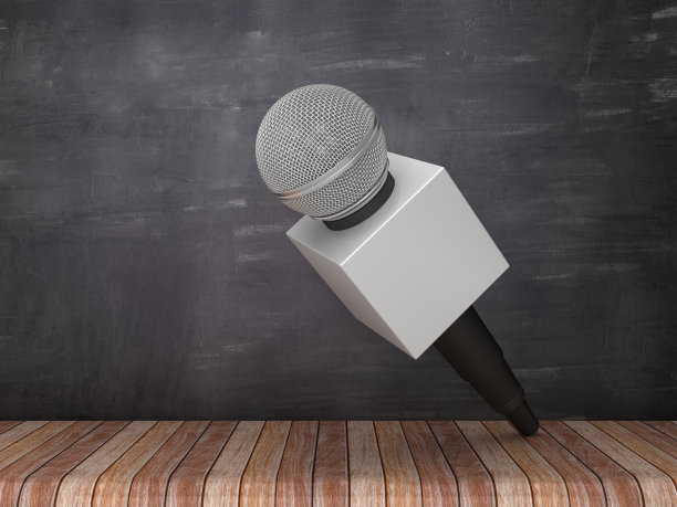 麦克风在木地板-黑板背景- 3D渲染图片下载