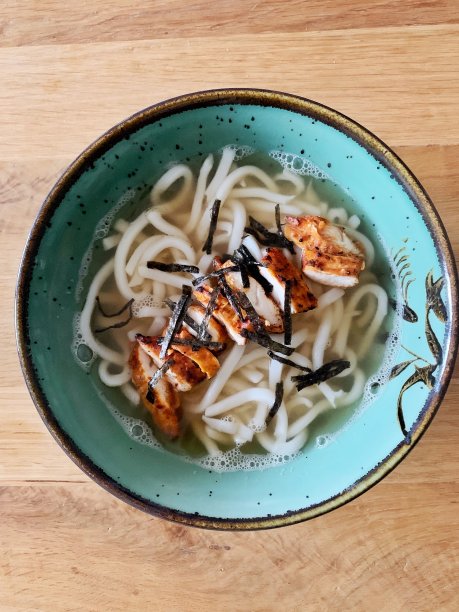 日式乌冬面，配烤鸡和海苔图片下载