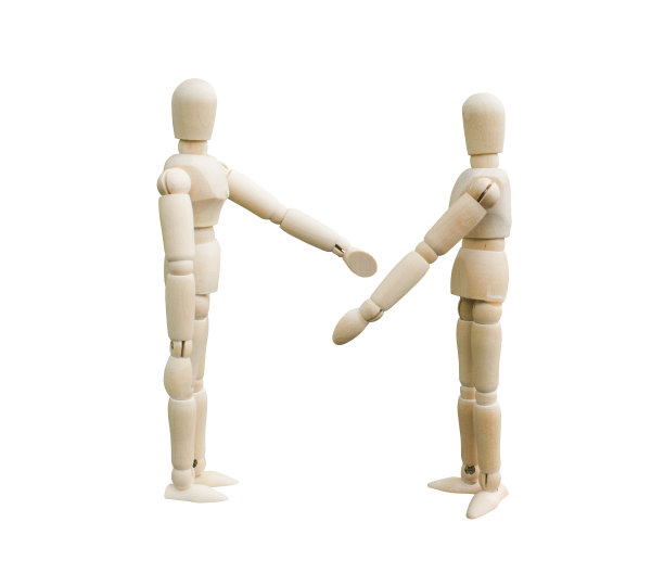 两个木偶正在讨论白色背景下的事情。图片下载