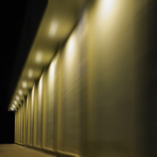 模糊灯光的人行道图片下载