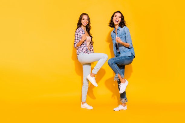 全身的身体尺寸观看照片迷人的有趣的时髦的伙伴联谊感到高兴的内容旅行夏天举起拳头庆祝好运幸运穿格子衣服孤立在彩色的背景图片下载