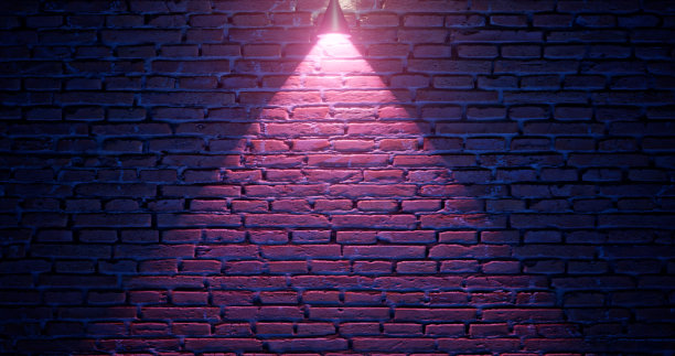 3 d渲染。砖墙被聚光灯发出的粉红色霓虹灯照亮。抽象背景在服务表面上的光效果。图片下载