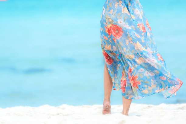 夏天的假期。生活方式女人chill和放松与穿着蓝色连衣裙时尚夏季旅行走在沙滩上。快乐女人享受和放松假期。生活方式和旅游概念图片下载