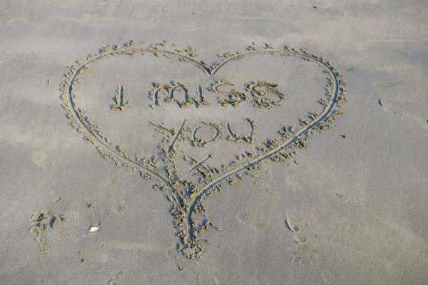 画在沙滩上的爱的心，写在沙滩上的我想你，画在海边的我想你的心，写在海边的文字复制空间图片下载