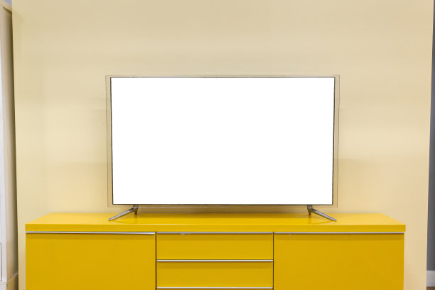 LED电视位于房子客厅的桌子上，正面有一个白色屏幕图片下载