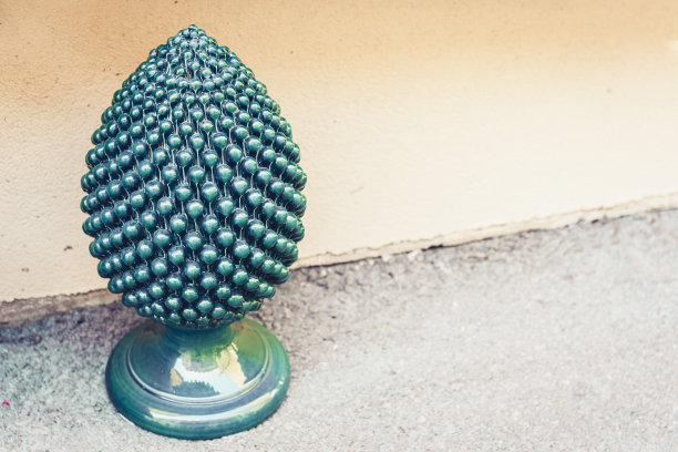 装饰绿色陶瓷雕像靠近入口的纪念品商店在陶尔米纳，意大利西西里岛图片下载