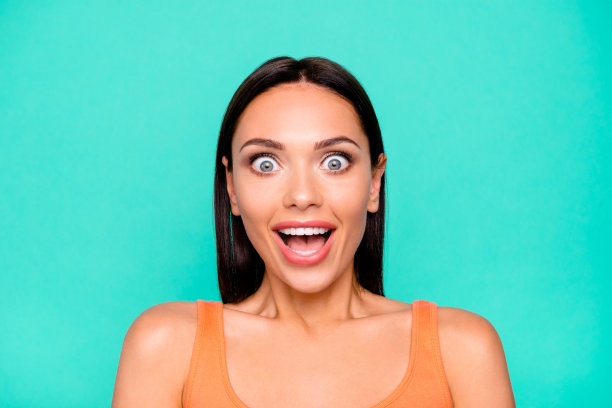 近距离的照片肖像开玩笑笑与奇怪的funky面部表情，她的夫人人持张嘴孤立的蜡笔背景图片下载