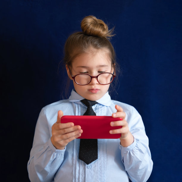 小学生拿着智能手机图片下载