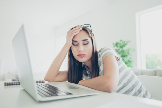 特写照片美丽的她她的女士笔记本桌子睡眼闭着头瘦弱的手臂手不眠之夜等待skype电话穿牛仔裤斜纹棉布条纹t恤坐舒适的椅子房子客厅在室内图片下载