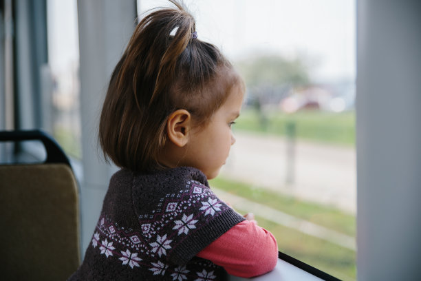 小女孩乘电车上班图片下载