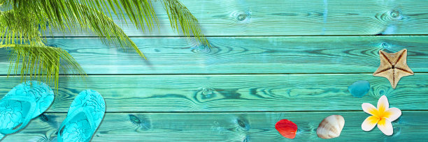蓝色木板上的棕榈叶、人字拖和贝壳，全景海滩和夏日背景与拷贝空间图片下载