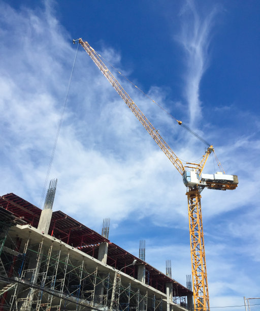 建筑起重机与建筑同在蓝天图片下载