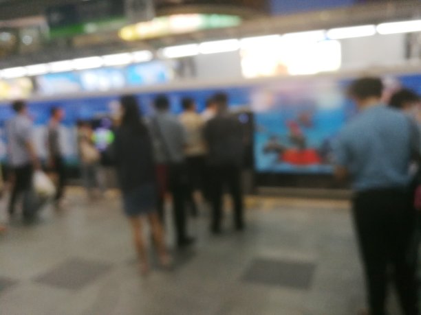 地铁上模糊的队列，在高峰期图片下载