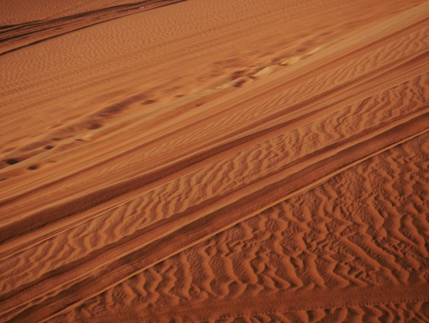 红色沙漠中的轮胎痕迹图片下载