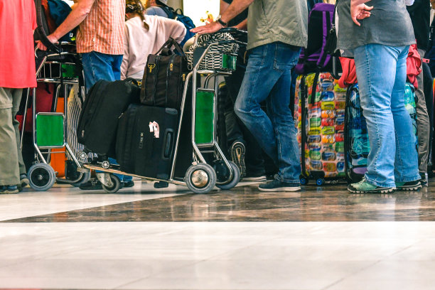 乘客排队登机登机，旅客排队办理登机手续，结束假期回到最糟糕的日子，拥挤不堪的机场倾斜，压力和疲劳图片下载