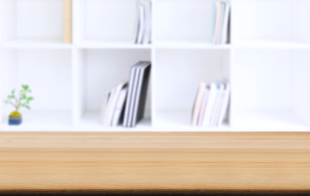 选择焦点为空的旧木桌和图书馆或书店模糊背景与散景图像。用于您的照片蒙太奇或产品展示图片下载