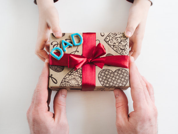 孩子祝贺他的父亲。为假期做准备图片下载