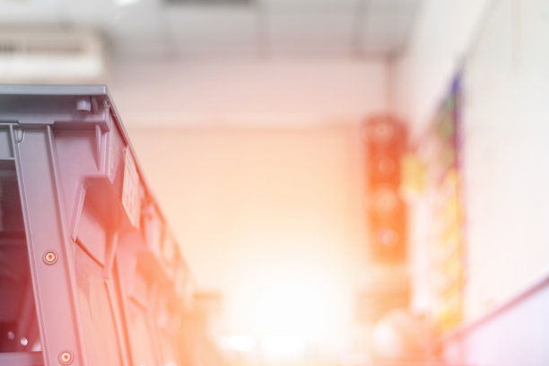 学校课堂在选择性重点背景下没有青年学生;模糊的小学教室，没有孩子或老师在校园桌椅。图片下载