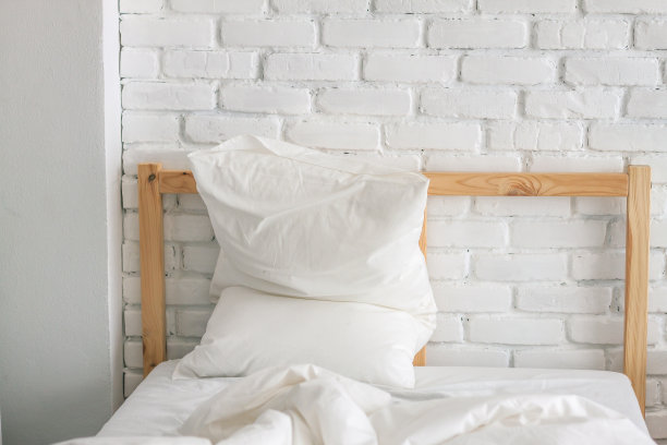 一个白色的枕头和毯子弄乱了图片下载