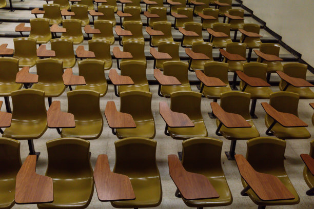 大学里空荡荡的演讲厅图片下载