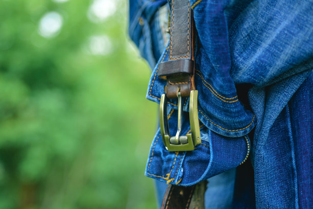 男装牛仔裤店。年轻时尚男士牛仔裤。牛仔布的概念。时尚腰带。图片下载