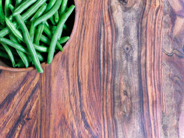 左上角的木碗里装着青豆图片下载